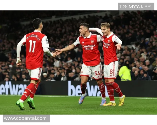 英超焦点战：那不勒斯与阿森纳激战成平点球大战引发全场狂欢